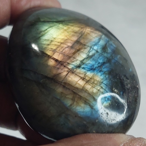 Labradorite Palm Stone | Protective & Transformative Energy for Intuition - Picture 3 of 4
